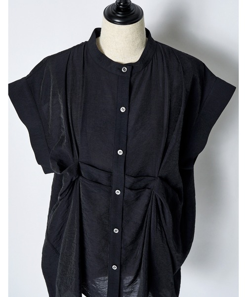 RUMCHE(ラムシェ)の「Layered Tuck Sleeveless Blouse / レイヤードタックノースリーブブラウス(シャツ/ブラウス・レディース・ブラック/ホワイト・FREE)」の3枚目の写真