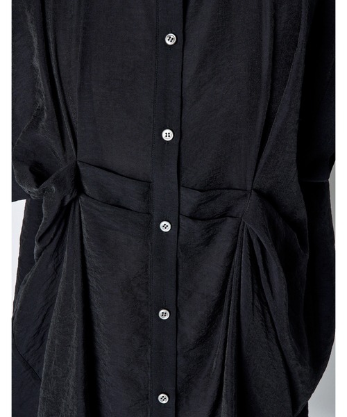 RUMCHE(ラムシェ)の「Layered Tuck Sleeveless Blouse / レイヤードタックノースリーブブラウス(シャツ/ブラウス・レディース・ブラック/ホワイト・FREE)」の5枚目の写真