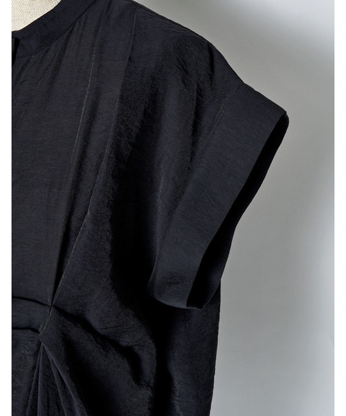 RUMCHE(ラムシェ)の「Layered Tuck Sleeveless Blouse / レイヤードタックノースリーブブラウス(シャツ/ブラウス・レディース・ブラック/ホワイト・FREE)」の4枚目の写真