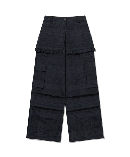 UGLY SHADOW(アグリーシャドウ)の「RUFFLE CHECKERED SKIRT CARGO PANTS(BLACK)(その他パンツ・レディース・その他・MEDIUM/SMALL)」の4枚目の写真