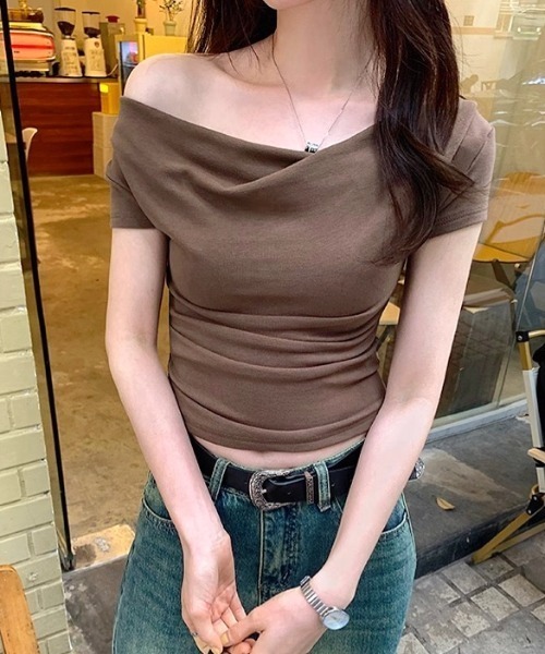 SHEENA(シーナ)の「ドレープワイドネックフィットTシャツ(Tシャツ/カットソー・レディース・クリーム/ブラック/ホワイト/ブラウン/ピンク・M)」の1枚目の写真