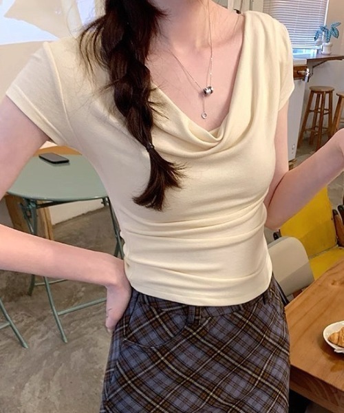 SHEENA(シーナ)の「ドレープワイドネックフィットTシャツ(Tシャツ/カットソー・レディース・クリーム/ブラック/ホワイト/ブラウン/ピンク・M)」の11枚目の写真