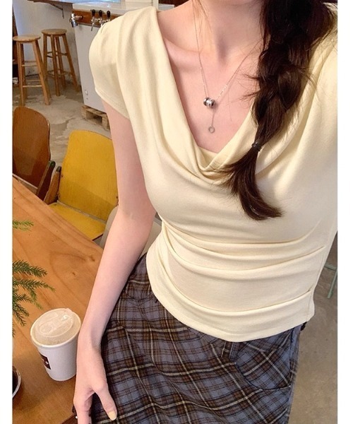 SHEENA(シーナ)の「ドレープワイドネックフィットTシャツ(Tシャツ/カットソー・レディース・クリーム/ブラック/ホワイト/ブラウン/ピンク・M)」の12枚目の写真