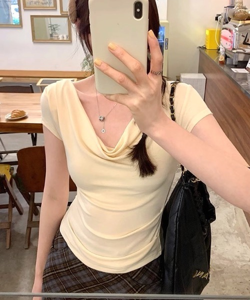 SHEENA(シーナ)の「ドレープワイドネックフィットTシャツ(Tシャツ/カットソー・レディース・クリーム/ブラック/ホワイト/ブラウン/ピンク・M)」の13枚目の写真