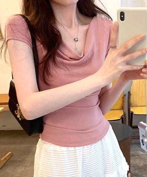SHEENA(シーナ)の「ドレープワイドネックフィットTシャツ(Tシャツ/カットソー・レディース・クリーム/ブラック/ホワイト/ブラウン/ピンク・M)」の8枚目の写真