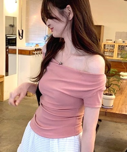 SHEENA(シーナ)の「ドレープワイドネックフィットTシャツ(Tシャツ/カットソー・レディース・クリーム/ブラック/ホワイト/ブラウン/ピンク・M)」の9枚目の写真