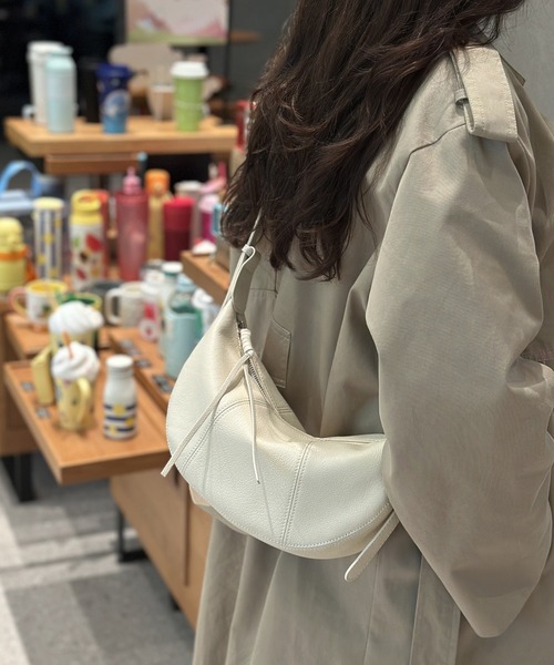 Girly Doll(ガーリードール)の「レザーショルダーバッグ(ショルダーバッグ・レディース・ブラック/グレイッシュベージュ/ボルドー/ブラウン/ホワイト・F)」の2枚目の写真