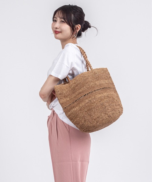 MADE IN MADA(メイドインマダ)の「【MADE IN MADA /メイドインマダ】大きめ かごバッグ ラフィア トートバッグ ハンドバッグ(かごバッグ・レディース・ベージュ系その他/ライトグレー/ナチュラル・FREE)」の3枚目の写真