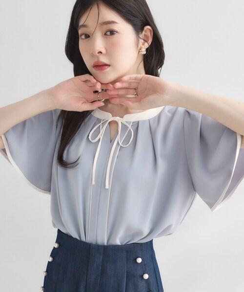 couture brooch(クチュールブローチ)の「【洗濯機可】配色パイピング ブラウス(シャツ/ブラウス・レディース・ネイビー系4/アイボリー系4/ライトグレー系4・40/38/36/42)」の5枚目の写真