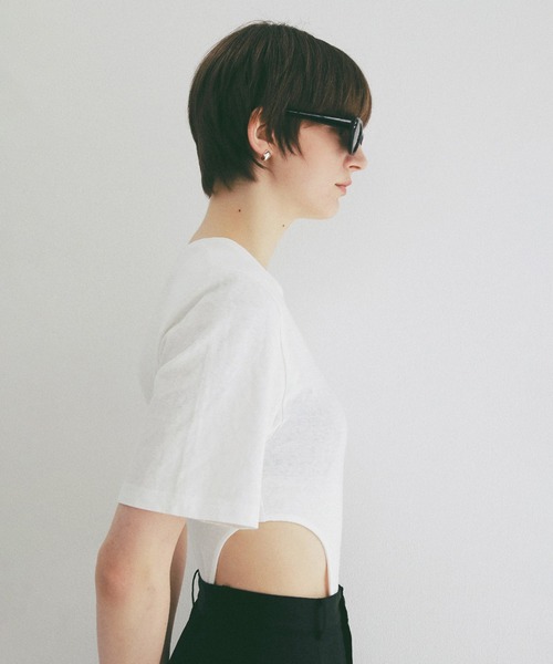CLANE（クラネ）の「POWER SHOULDER BODYSUITS（Tシャツ/カットソー・レディース・ホワイト/グレー/ピンク・1/2）」の2枚目の写真