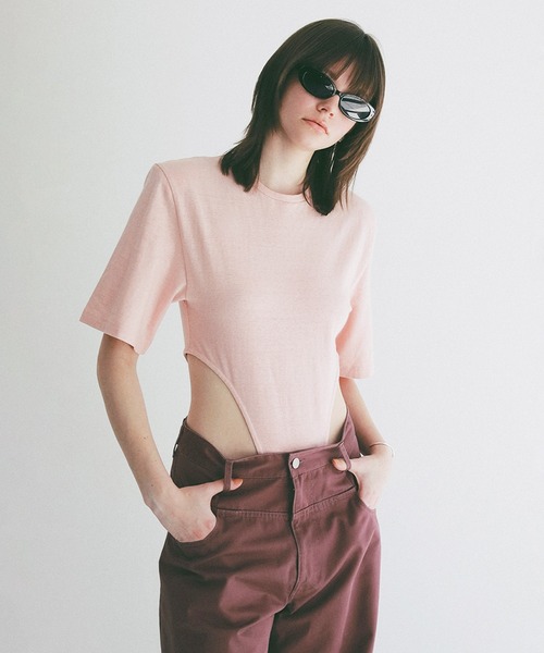 CLANE（クラネ）の「POWER SHOULDER BODYSUITS（Tシャツ/カットソー・レディース・ホワイト/グレー/ピンク・1/2）」の3枚目の写真
