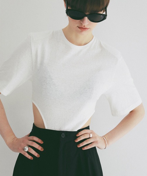 CLANE（クラネ）の「POWER SHOULDER BODYSUITS（Tシャツ/カットソー・レディース・ホワイト/グレー/ピンク・1/2）」の4枚目の写真