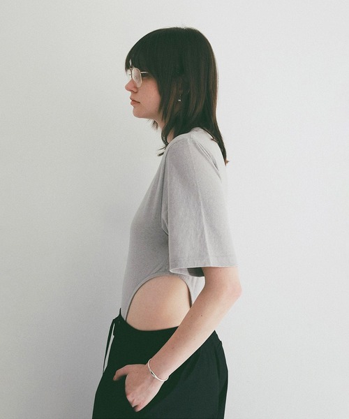 CLANE（クラネ）の「POWER SHOULDER BODYSUITS（Tシャツ/カットソー・レディース・ホワイト/グレー/ピンク・1/2）」の11枚目の写真