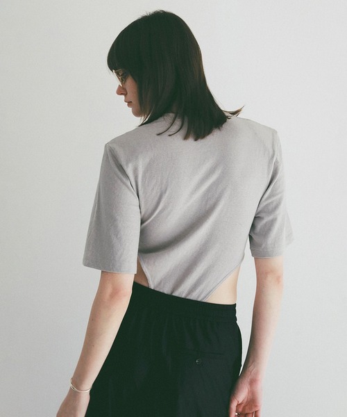 CLANE（クラネ）の「POWER SHOULDER BODYSUITS（Tシャツ/カットソー・レディース・ホワイト/グレー/ピンク・1/2）」の12枚目の写真