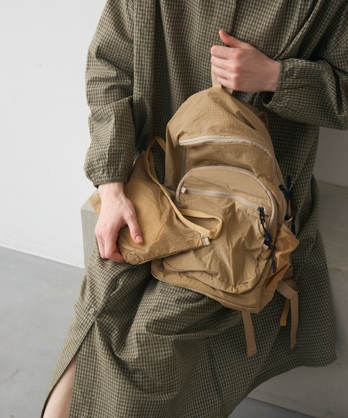 Crisp（クリスプ）の「ripstop compact back pack / リップストップコンパクトバックパック（バックパック/リュック・レディース・ベージュ/ブラック・ONESIZE）」の12枚目の写真