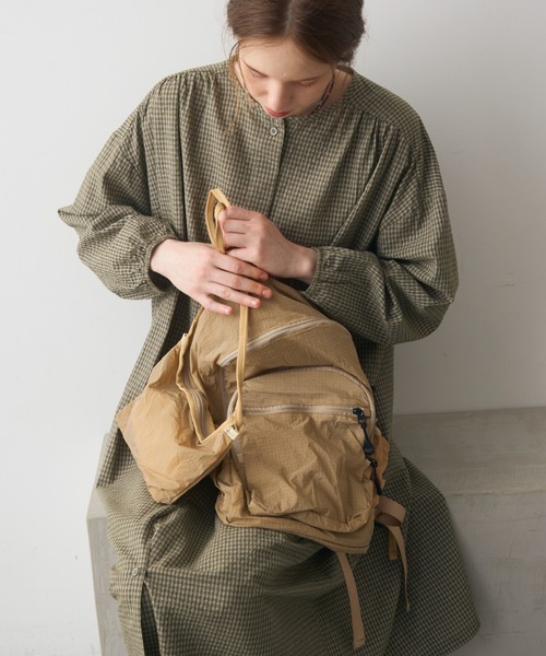 Crisp（クリスプ）の「ripstop compact back pack / リップストップコンパクトバックパック（バックパック/リュック・レディース・ベージュ/ブラック・ONESIZE）」の13枚目の写真