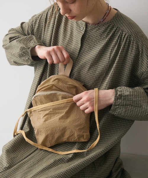 Crisp（クリスプ）の「ripstop compact back pack / リップストップコンパクトバックパック（バックパック/リュック・レディース・ベージュ/ブラック・ONESIZE）」の15枚目の写真