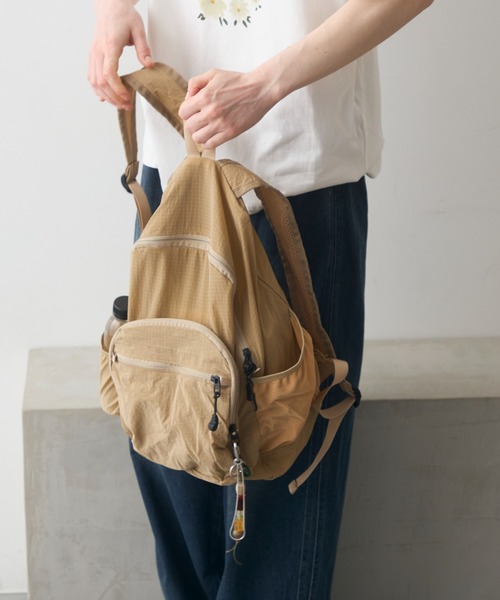 Crisp（クリスプ）の「ripstop compact back pack / リップストップコンパクトバックパック（バックパック/リュック・レディース・ベージュ/ブラック・ONESIZE）」の7枚目の写真