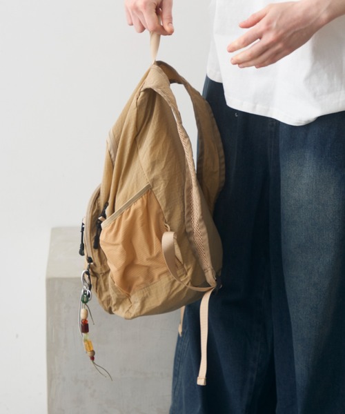 Crisp（クリスプ）の「ripstop compact back pack / リップストップコンパクトバックパック（バックパック/リュック・レディース・ベージュ/ブラック・ONESIZE）」の8枚目の写真