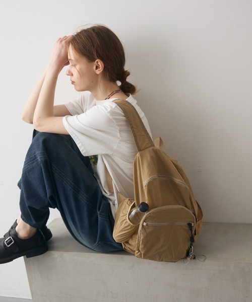 Crisp（クリスプ）の「ripstop compact back pack / リップストップコンパクトバックパック（バックパック/リュック・レディース・ベージュ/ブラック・ONESIZE）」の4枚目の写真
