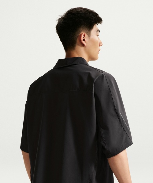 NIKE(ナイキ)の「NIKE NK UV TECH SS SUN SHIRT II2351(シャツ/ブラウス・メンズ・ブラック・M/L)」の2枚目の写真