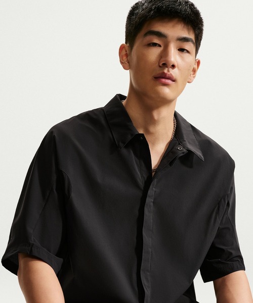 NIKE(ナイキ)の「NIKE NK UV TECH SS SUN SHIRT II2351(シャツ/ブラウス・メンズ・ブラック・M/L)」の3枚目の写真
