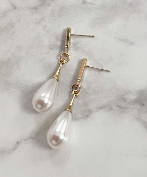 yu-ka(ユーカ)の「YU-KA:パールドロップスイングピアス Pearl Drop Swing Earrings(ピアス(両耳用)・レディース・ホワイト・FREE)」の2枚目の写真