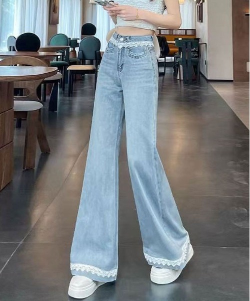 &soiree(アンドソワレ)の「レース付きセミフレアデニムパンツ(デニムパンツ・レディース・ブルー・X-SMALL/LARGE/MEDIUM/SMALL/X-LARGE)」の2枚目の写真