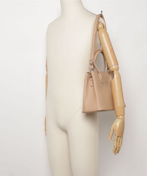 folka(フォルカ)の「6C106 センターシーム2WAYハンドバッグ(ハンドバッグ・レディース・ブラック/ベージュ・ONESIZE)」の6枚目の写真