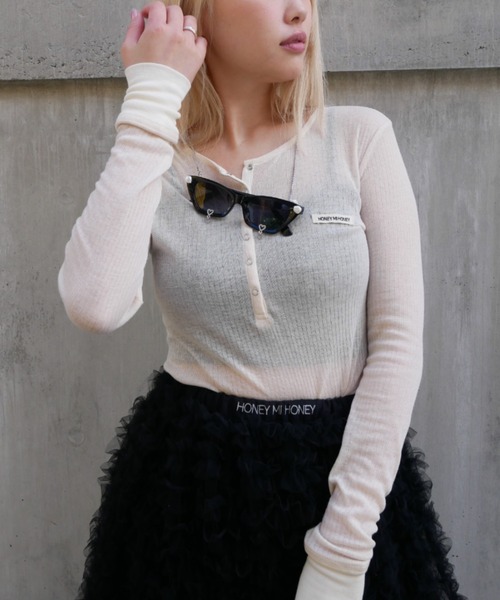 HONEY MI HONEY（ハニーミーハニー）の「sheer teleco henley neck tops（Tシャツ/カットソー・レディース・ブラック/ピンク/グレー/ホワイト/アイボリー・FREE）」の3枚目の写真