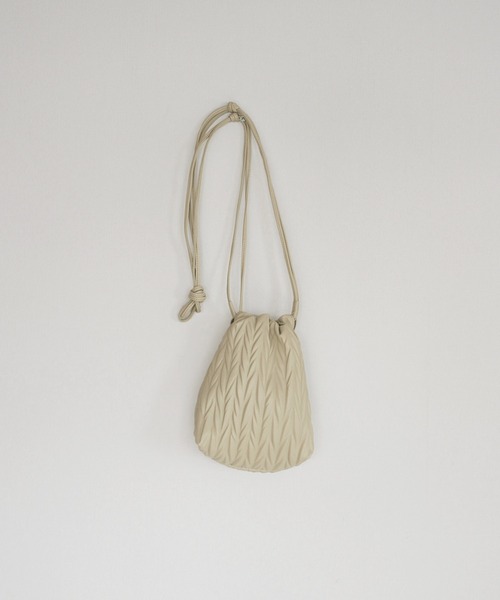 anuke(アンヌーク)の「Ecoleather Pleats Purse(トートバッグ・レディース・アイボリー/ブラック・FREE)」の1枚目の写真