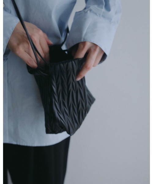 anuke(アンヌーク)の「Ecoleather Pleats Purse(トートバッグ・レディース・アイボリー/ブラック・FREE)」の9枚目の写真