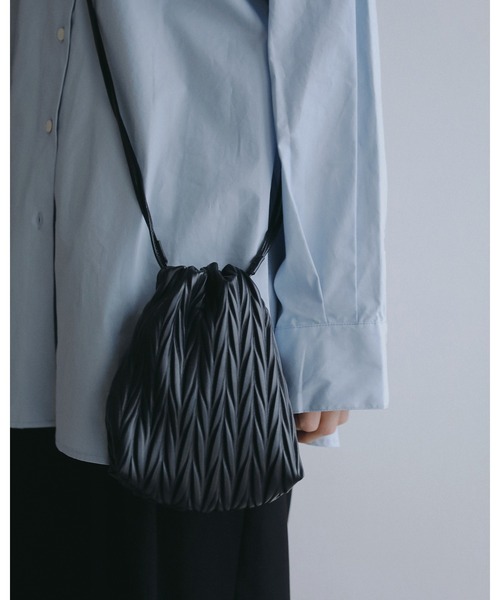 anuke(アンヌーク)の「Ecoleather Pleats Purse(トートバッグ・レディース・アイボリー/ブラック・FREE)」の7枚目の写真