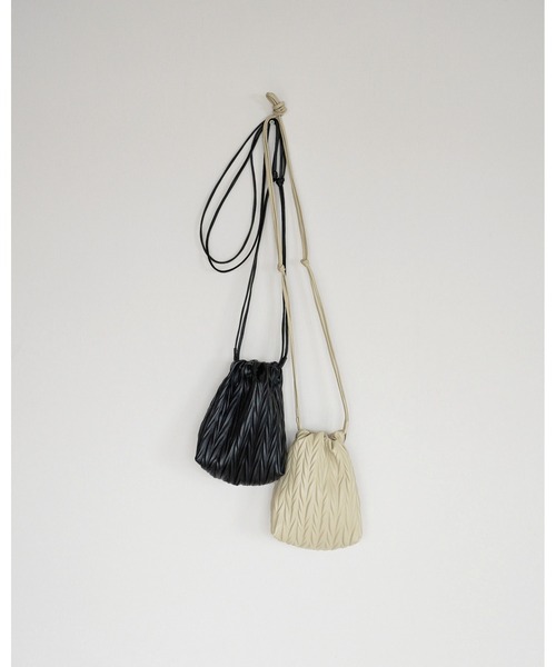 anuke(アンヌーク)の「Ecoleather Pleats Purse(トートバッグ・レディース・アイボリー/ブラック・FREE)」の10枚目の写真