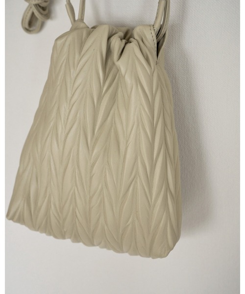 anuke(アンヌーク)の「Ecoleather Pleats Purse(トートバッグ・レディース・アイボリー/ブラック・FREE)」の11枚目の写真