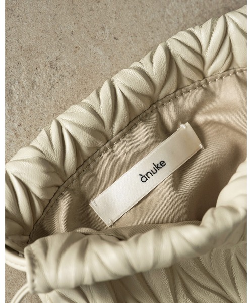 anuke(アンヌーク)の「Ecoleather Pleats Purse(トートバッグ・レディース・アイボリー/ブラック・FREE)」の12枚目の写真