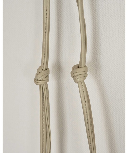 anuke(アンヌーク)の「Ecoleather Pleats Purse(トートバッグ・レディース・アイボリー/ブラック・FREE)」の13枚目の写真