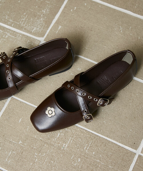 MARY QUANT（マリークワント）の「MARY QUANT × PUBLUX/マリークワント ハトメ クロス ベルト バレエシューズ[23.0~24.5cm展開]　限定展開（バレエシューズ・レディース・ブラック/ブラウン・24.5cm/24.0cm/23.5cm/23.0cm）」の3枚目の写真
