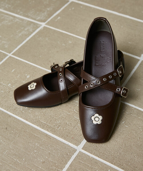 MARY QUANT（マリークワント）の「MARY QUANT × PUBLUX/マリークワント ハトメ クロス ベルト バレエシューズ[23.0~24.5cm展開]　限定展開（バレエシューズ・レディース・ブラック/ブラウン・24.5cm/24.0cm/23.5cm/23.0cm）」の4枚目の写真