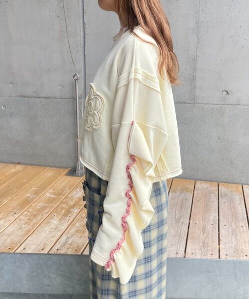 HELLO.SANFRANCISCO（ハローサンフランシスコ）の「【HELLO.SANFRANCISCO】フラワーフリルクロップドスウェット（スウェット・レディース・ネイビー/オレンジ/アイボリー・ONE SIZE）」の4枚目の写真