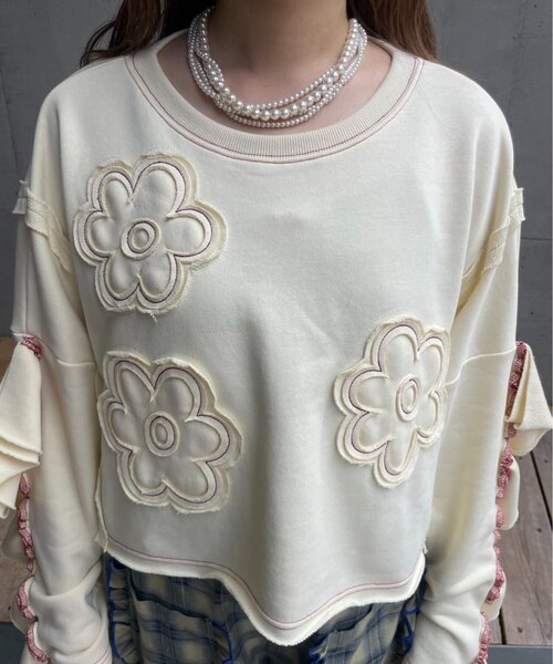 HELLO.SANFRANCISCO（ハローサンフランシスコ）の「【HELLO.SANFRANCISCO】フラワーフリルクロップドスウェット（スウェット・レディース・ネイビー/オレンジ/アイボリー・ONE SIZE）」の6枚目の写真