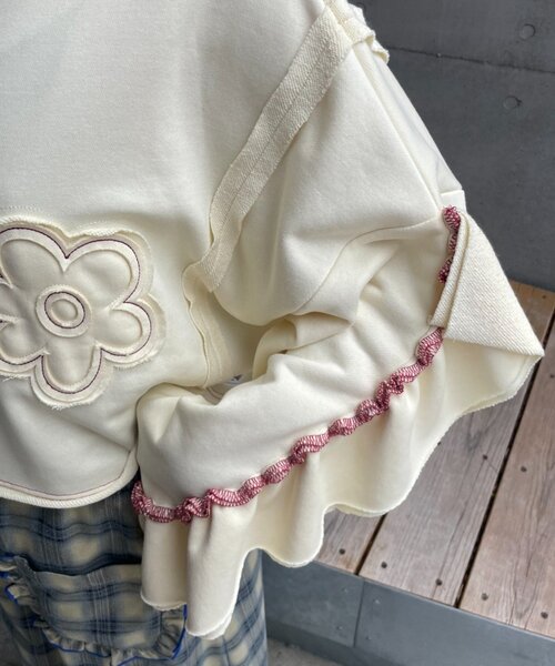 HELLO.SANFRANCISCO（ハローサンフランシスコ）の「【HELLO.SANFRANCISCO】フラワーフリルクロップドスウェット（スウェット・レディース・ネイビー/オレンジ/アイボリー・ONE SIZE）」の9枚目の写真
