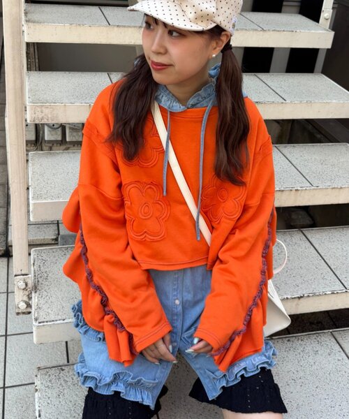 HELLO.SANFRANCISCO（ハローサンフランシスコ）の「【HELLO.SANFRANCISCO】フラワーフリルクロップドスウェット（スウェット・レディース・ネイビー/オレンジ/アイボリー・ONE SIZE）」の22枚目の写真