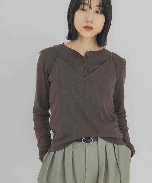 KBF(ケイビーエフ)の「アイレットキャミレイヤードトップス(Tシャツ/カットソー・レディース・ダークブラウン/グレー系その他/アイボリー・ONE)」の3枚目の写真