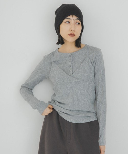 KBF(ケイビーエフ)の「アイレットキャミレイヤードトップス(Tシャツ/カットソー・レディース・ダークブラウン/グレー系その他/アイボリー・ONE)」の2枚目の写真
