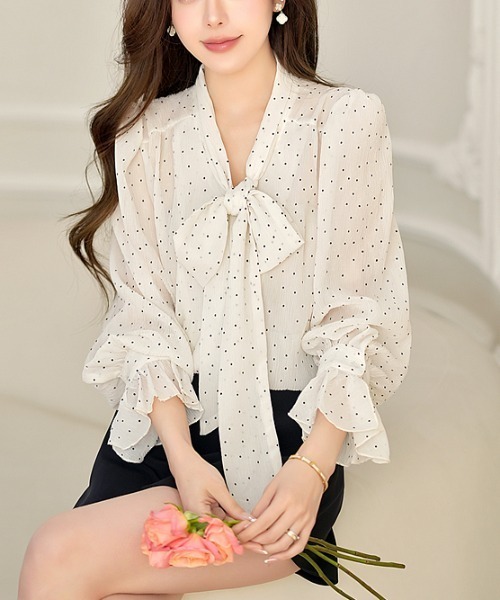 LUCPY(ラクピー)の「ドット柄ボウタイブラウス(シャツ/ブラウス・レディース・ホワイト・MEDIUM/LARGE/X-LARGE/SMALL)」の2枚目の写真