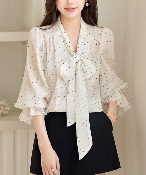 LUCPY(ラクピー)の「ドット柄ボウタイブラウス(シャツ/ブラウス・レディース・ホワイト・MEDIUM/LARGE/X-LARGE/SMALL)」の3枚目の写真