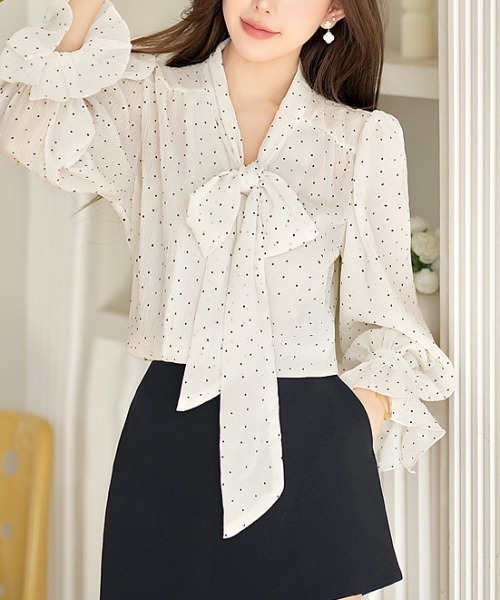 LUCPY(ラクピー)の「ドット柄ボウタイブラウス(シャツ/ブラウス・レディース・ホワイト・MEDIUM/LARGE/X-LARGE/SMALL)」の5枚目の写真