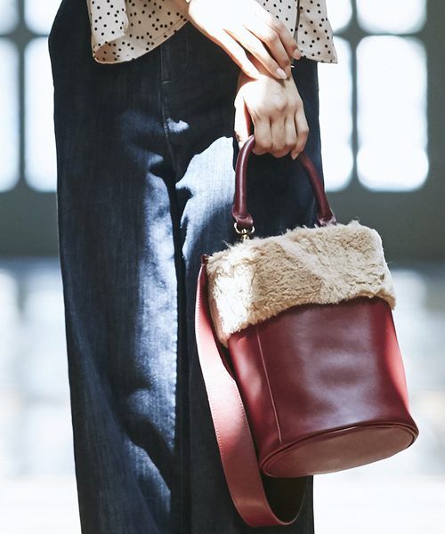 IEDIT（イディット）の「ＩＥＤＩＴ　選べるストラップがうれしい　エコ　ファー付きバケツ型トートバッグ（ショルダーバッグ・レディース・ブラック/ボルドー・ONE SIZE）」の2枚目の写真