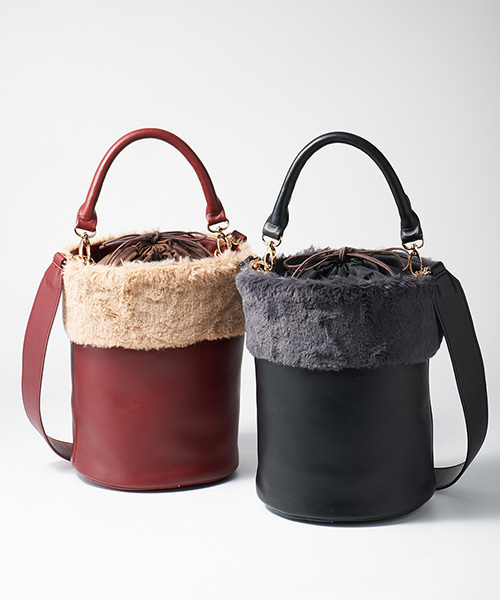 IEDIT（イディット）の「ＩＥＤＩＴ　選べるストラップがうれしい　エコ　ファー付きバケツ型トートバッグ（ショルダーバッグ・レディース・ブラック/ボルドー・ONE SIZE）」の3枚目の写真